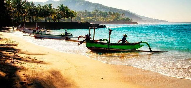 Playa de Bali con pescadores 650x300 Viajes Singles en Agosto