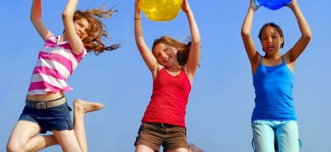 Adolescentes saltando 650x300 Singles con Niños en vacaciones monoparentales