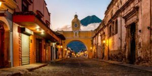 Guatemala calle vista volcan 300x150 Gran Viaje Singles a Costa Rica