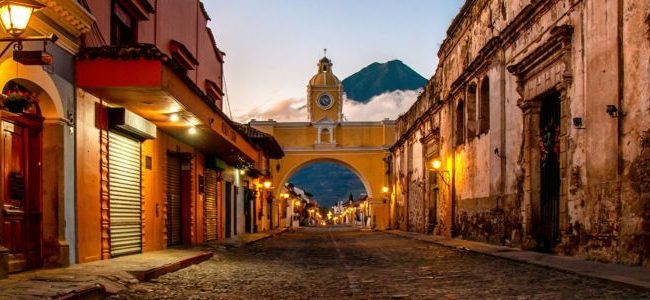Guatemala calle vista volcan 650x300 Viajar Solo en grupo